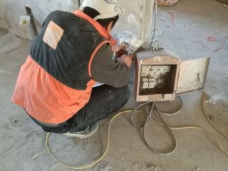 水、电管开槽施作