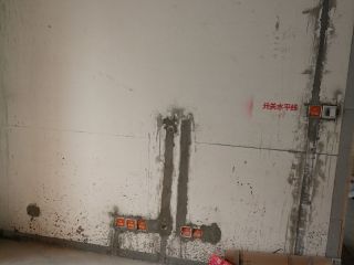 现场背景墙及隔墙施作