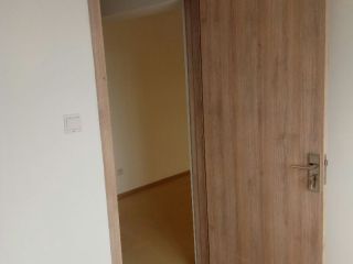 套装门、踢脚线安装