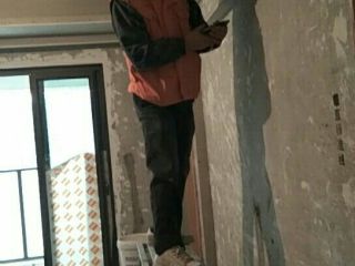现场背景墙及隔墙施作