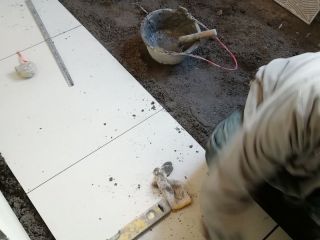 地砖铺贴及地面找平施作