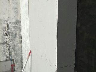 现场背景墙及隔墙施作