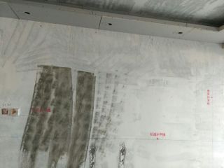 现场背景墙及隔墙施作