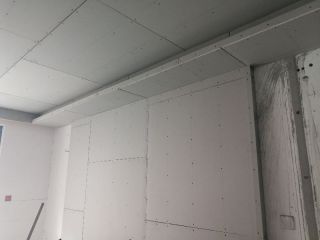 现场背景墙及隔墙施作