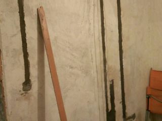 现场背景墙及隔墙施作