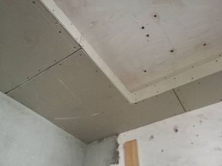 现场背景墙及隔墙施作