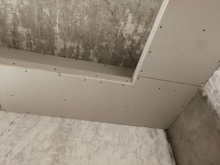 现场背景墙及隔墙施作