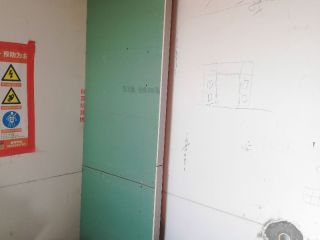 现场背景墙及隔墙施作