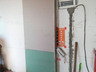 现场背景墙及隔墙施作