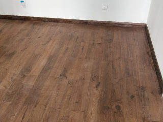 套装门、踢脚线安装