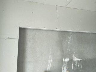 现场背景墙及隔墙施作