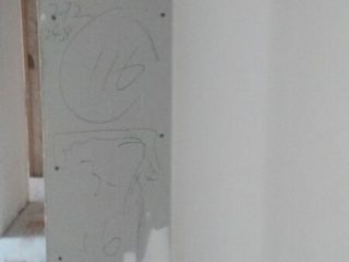 现场背景墙及隔墙施作