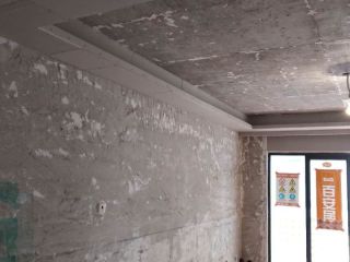 现场背景墙及隔墙施作
