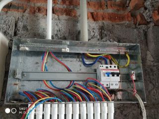 强、弱电路穿线施作