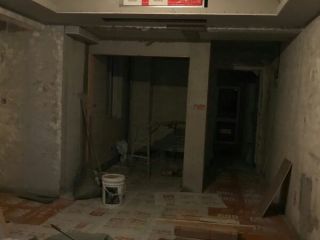 现场背景墙及隔墙施作