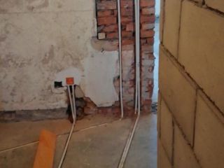 水、电管开槽施作