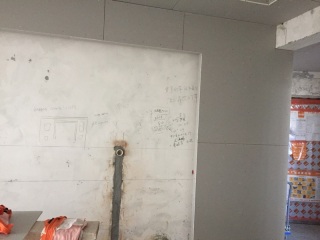 现场背景墙及隔墙施作