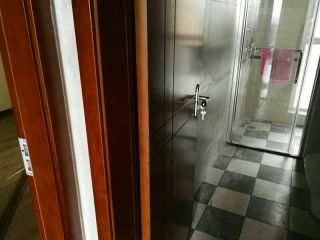 套装门、踢脚线安装