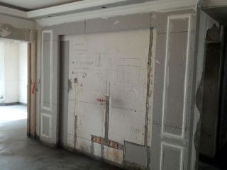 现场背景墙及隔墙施作