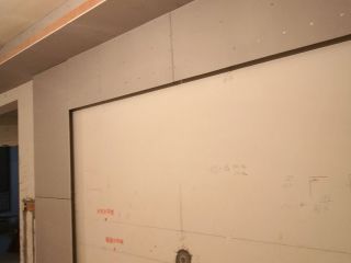 现场背景墙及隔墙施作