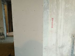 现场背景墙及隔墙施作