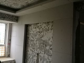 现场背景墙及隔墙施作