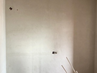 现场背景墙及隔墙施作
