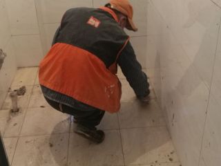 地砖铺贴及地面找平施作