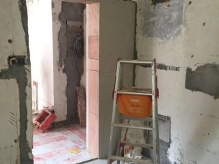 现场背景墙及隔墙施作