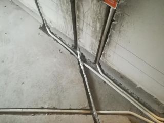 水、电管开槽施作