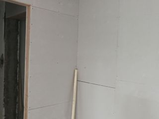 现场背景墙及隔墙施作