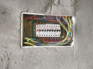 强、弱电路穿线施作