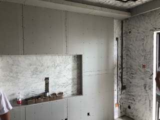 现场背景墙及隔墙施作