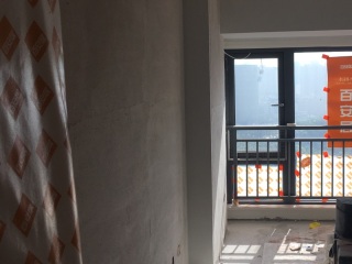 现场背景墙及隔墙施作