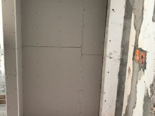 现场背景墙及隔墙施作