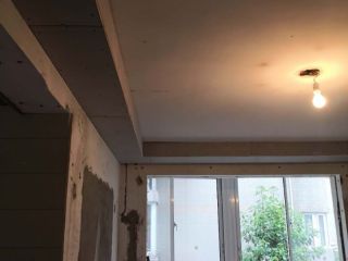 现场背景墙及隔墙施作