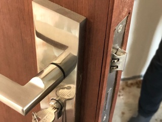 套装门、踢脚线安装
