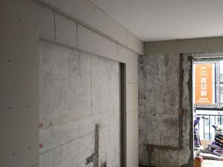 现场背景墙及隔墙施作