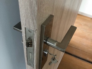 套装门、踢脚线安装