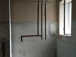 水、电管开槽施作