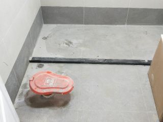 地砖铺贴及地面找平施作
