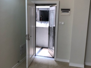 套装门、踢脚线安装