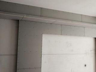 现场背景墙及隔墙施作