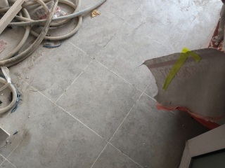 地砖铺贴及地面找平施作