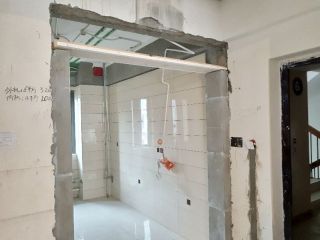现场背景墙及隔墙施作