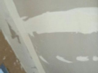 现场背景墙及隔墙施作
