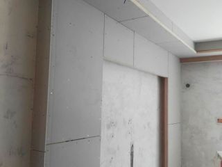 现场背景墙及隔墙施作