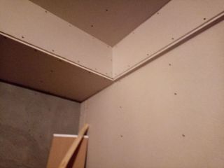 现场背景墙及隔墙施作