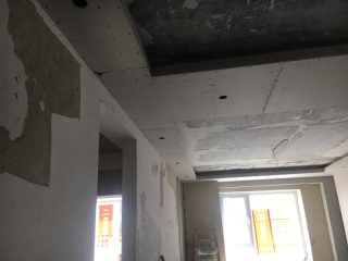 现场背景墙及隔墙施作