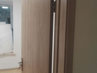 套装门、踢脚线安装